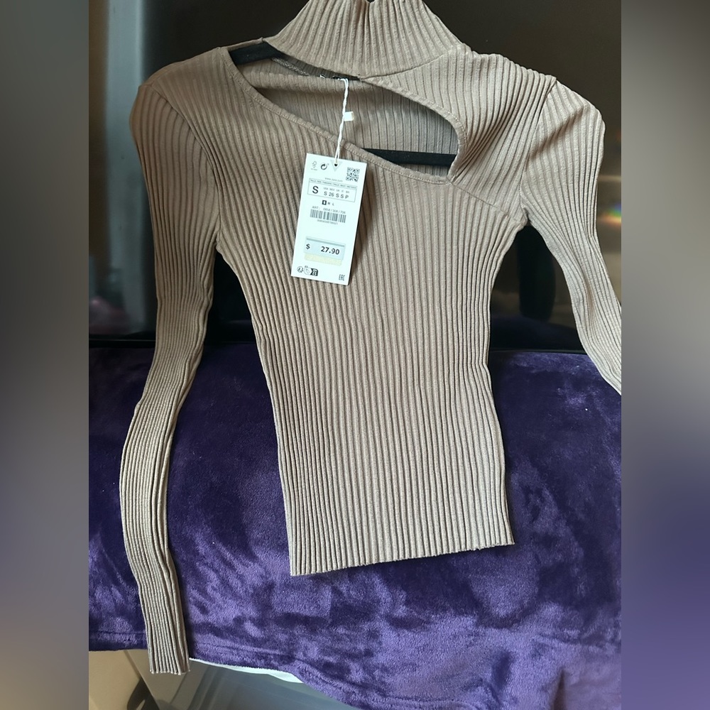Brand new, zara cut out top, size S